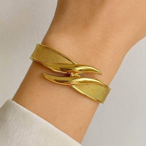 Vintage Monet Bangle Bracelet Hinged Textured Gold Metal Modern Design Signed - Picture 1 of 8